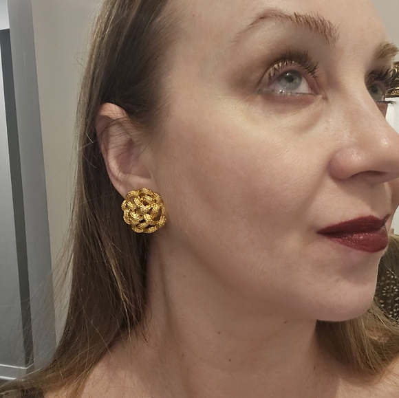 Monet Book Piece Vintage Gold Tone Textured Metal Knot Like Ear Clips – Signed - Picture 13 of 14